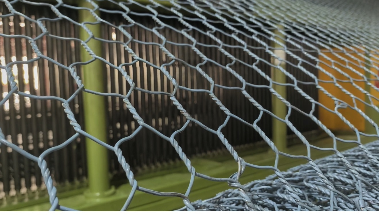 บล็อกบริษัทล่าสุดเกี่ยวกับ เครื่อง CNC Gabion Mesh สามารถเปลี่ยนจาก 3 Twist เป็น 5 Twist ได้หรือไม่?