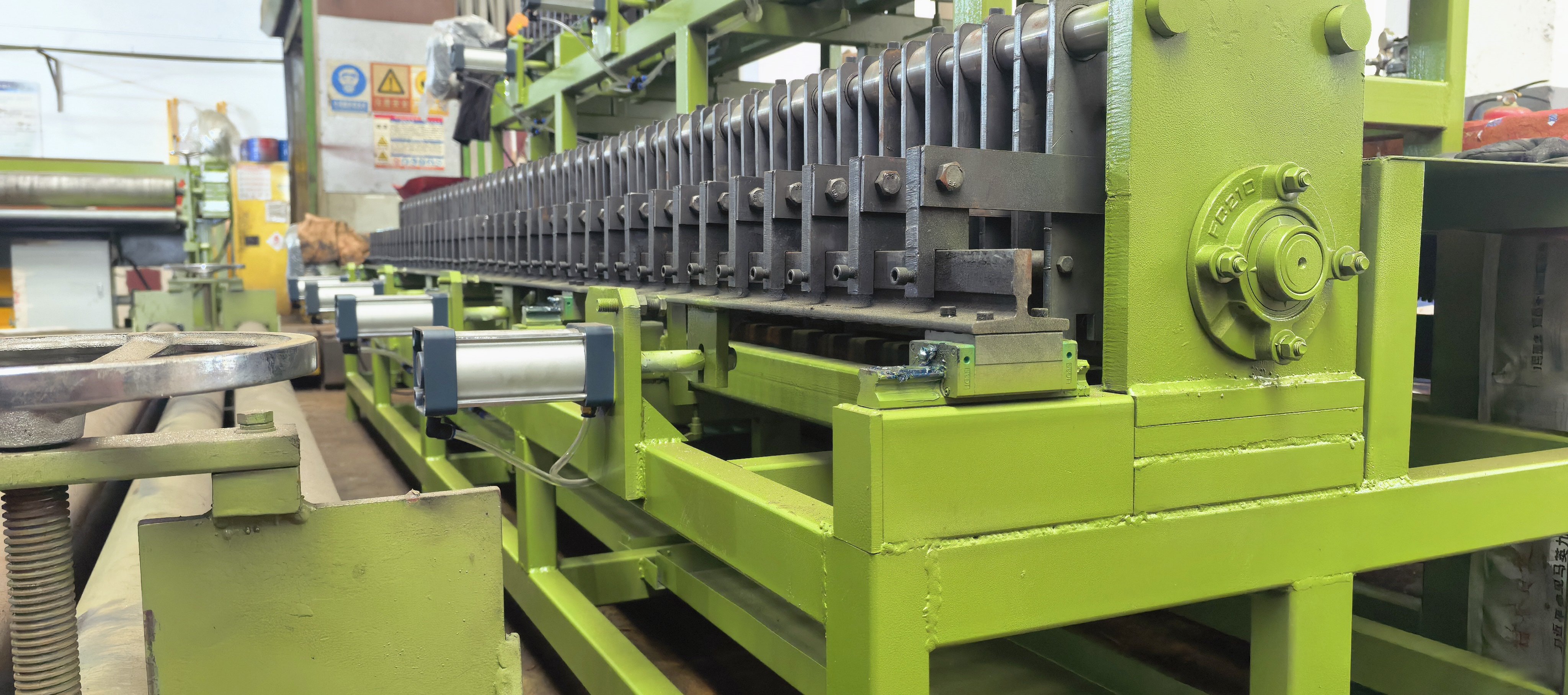 บล็อกบริษัทล่าสุดเกี่ยวกับ Why Edge Winding Matters: The Benefits of a Reliable Gabion Basket Edge Winding Machine