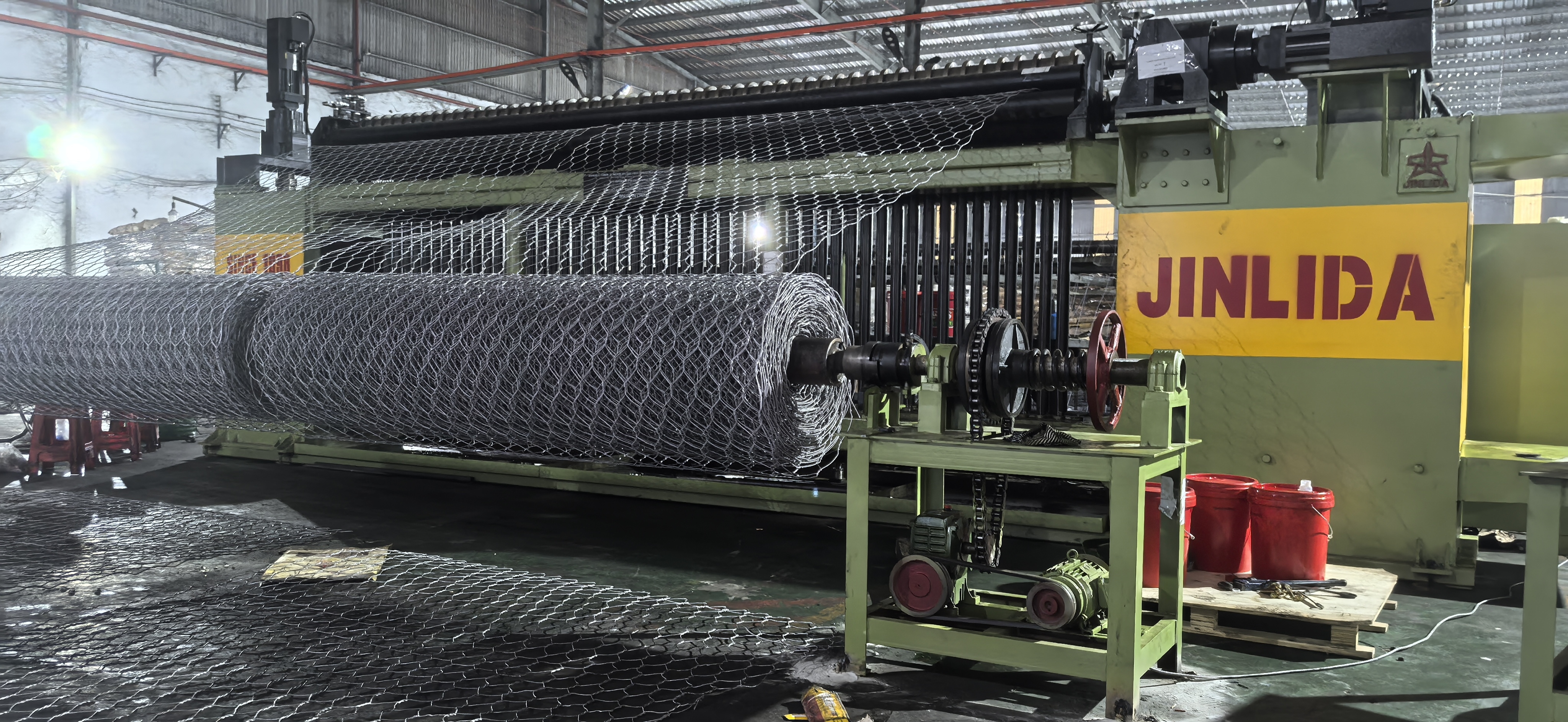 บล็อกบริษัทล่าสุดเกี่ยวกับ How to Reduce Wire Breakage on a Gabion Mesh Machine: A Practical Maintenance Guide